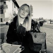 Ragazza al quinto anno impartisce lezioni di matematica